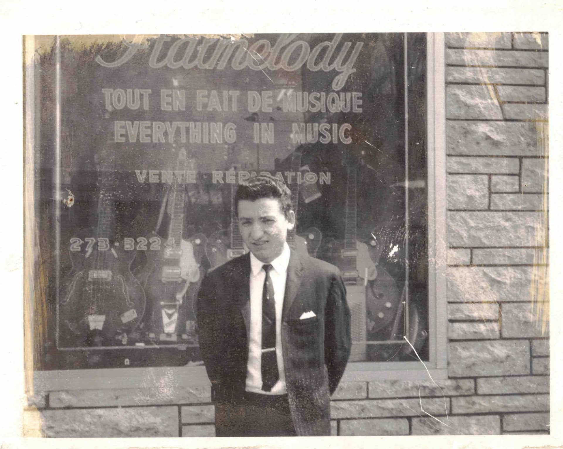 Flavio Zeffiro devant la vitrine d'Italmelody au 16 rue Jean-Talon Ouest — avant d'en devenir propriétaire